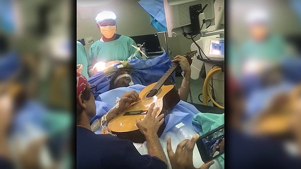 Dr. Harrichandparsad'ın açıklamasına göre hastanın gitar çalması operasyon için oldukça tamamlayıcı bir durum oldu.