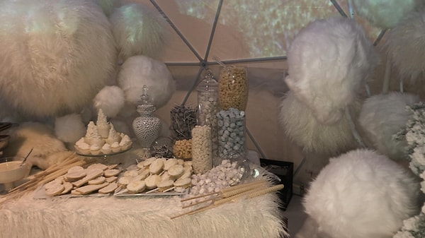 Ким, которая начала подготовку к празднику еще в июле, рассказала подписчикам, что вместе с Канье они впервые устраивают новогоднюю вечеринку у себя дома: "Мы взяли на себя задачу проведения рождественской ночи, переняв ее от моей матери". Она также сказала, что в течение 35 лет Крис Дженнер устраивала у себя рождественские встречи, принимая гостей в своем доме.