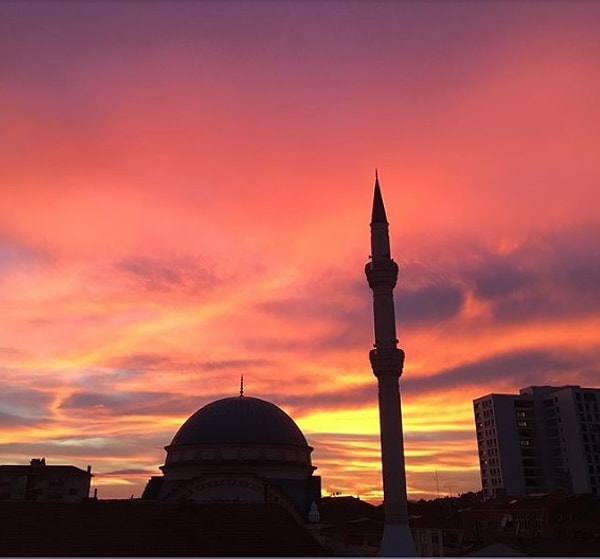 3. Вид мечети в розовом свете неба