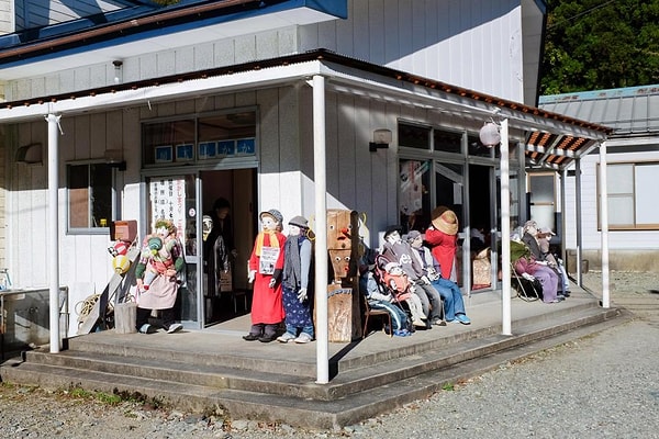 В то время как многие куклы являются прообразом бывших жителей деревни, некоторые из них сделаны Цукими дополнительно как хобби, чтобы зрительно увеличить население деревни.