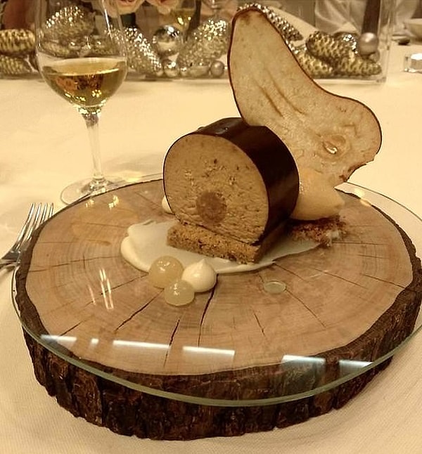 5. А этот тематический десерт подается на срезе бревна...