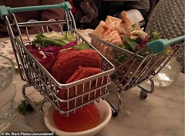 7. В этом ресторане миниатюрные индийские пирожки подаются в магазинных мини-тележках: