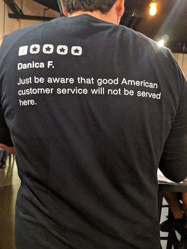 10. Bu restoran Yelp üzerinde aldıkları kötü değerlendirmeleri t-shirtler üzerine bastırıp çalışanlarına giydiriyor.