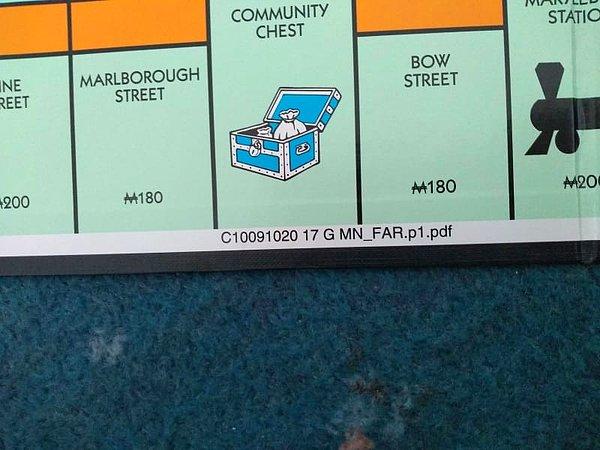 14. Bu aile ise Monopoly tahtasının üzerindeki .pdf uzantılı döküman adını fark etmiş.