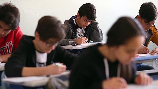 Telefonu kurcalamaya devam eden öğretmen, N.'nin erkek arkadaşı olduğunu fark etti, diğer öğretmenlere 'Bunların evlenmesi gerek, düğün ne zaman?' diye alay etti...