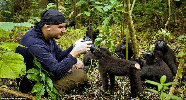 6. Fotoğrafçı Petr Bambousek ormandaki maymunların mükemmel bir fotoğrafını çekmek için her şeyi yapacağını kanıtlıyor! 😍