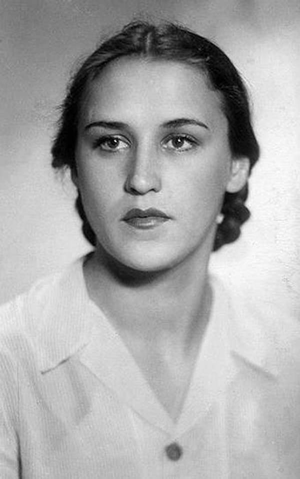 9. Как звали артистку, изображенную на фото?