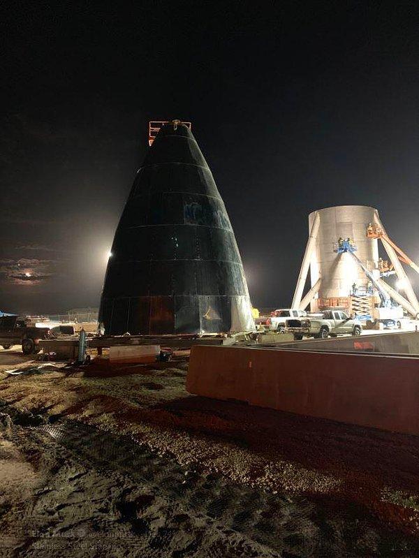 Teknoloji devi Musk, Teksas'taki uzay uçuşu test merkezinde üzerinde çalışılan geminin iki dev metal bölümünün fotoğraflarını tweet olarak attı.