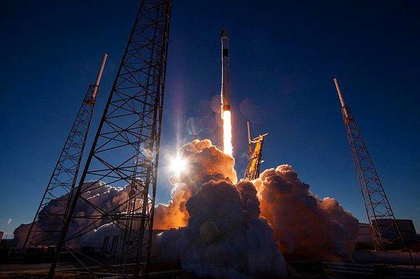 Başarılı girişimci ayrıca Teksas'ın başka bir noktasından yörüngeye bir casus uydu ulaştırması için fırlatılan Falcon 9 roketinin de başarılı kalkışını paylaştı.