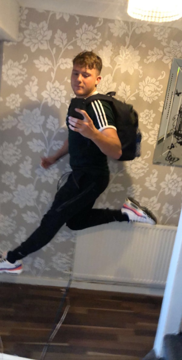 Пользователи, которые быстро распространили твит Гарри в сети, начали комментировать его: