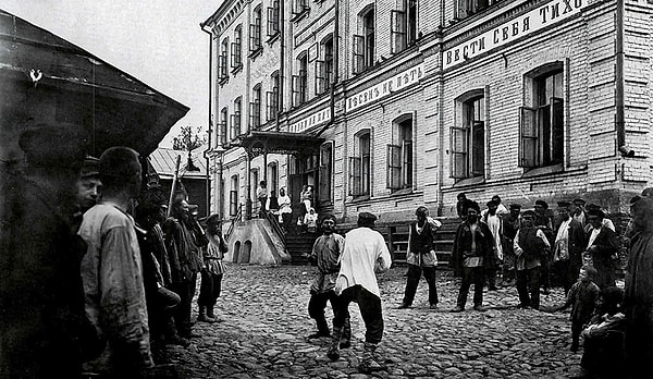 9. Гиляровский писал об этом месте следующее: "Мрачное зрелище представляла собой ... в прошлом столетии. В лабиринте коридоров и переходов, на кривых полуразрушенных лестницах, ведущих в ночлежки всех этажей, не было никакого освещения. Свой дорогу найдет, а чужому незачем сюда соваться!". Узнали?