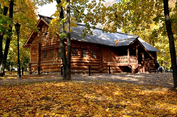 10. В каком из этих парков (усадеб) находится Домик Петра I?