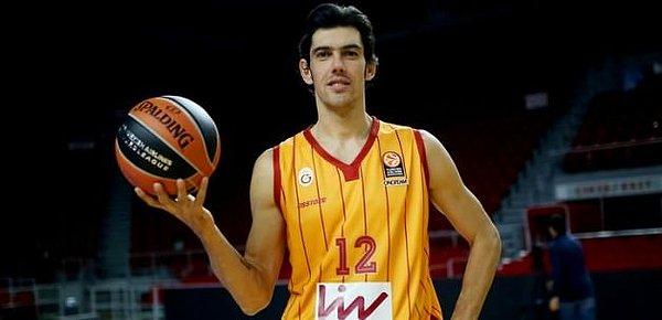 1. Geç sayılabilecek bir yaşta basketbola başladıktan sonra Ülkerspor, Efes Pilsen, Galatasaray Liv Hospital ve Pınar Karşıyaka’da ter döken Kerem Gönlüm, NBA’den teklif almasına rağmen ülkesinde kalmaya devam etti.