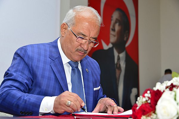 1994'ten 2014 yılına dek toplamda 4 dönem Tarsus belediye başkanlığı yaptı. 2014 yılında partisi MHP'den Mersin Büyükşehir Belediye Başkan Adayı oldu ve seçilmeyi başardı.