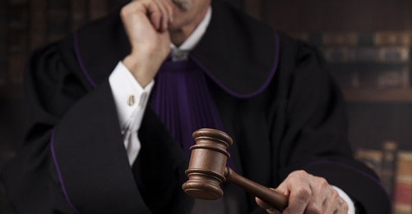 7. Что делает  Золушка со своими сестрами в самой первой версии сказки?