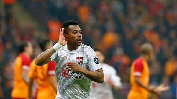 Başakşehir, bu transfer için Sivasspor'a 2 milyon euro nakit bonservis ödeyecek. Robinho ise yıllık 2 milyon euro ücret alacak.
