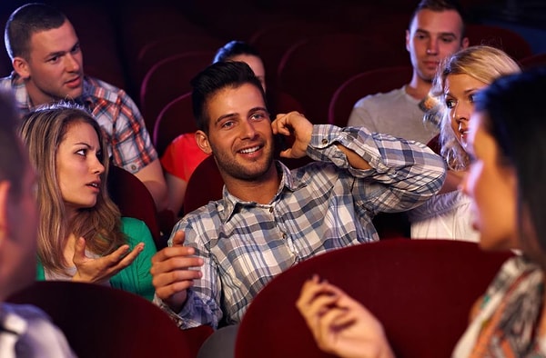 1. Отвечали ли вы когда-нибудь на неважный звонок, будучи в кинотеатре?