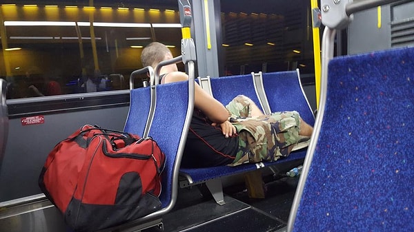 4. Вы когда-нибудь клали свою сумку/рюкзак на свободное место в публичном транспорте, в то время как остальные люди были вынуждены ехать стоя?