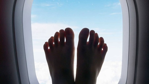 8. Вы когда-нибудь снимали обувь в самолете и ставили ноги на спинку сиденья напротив?