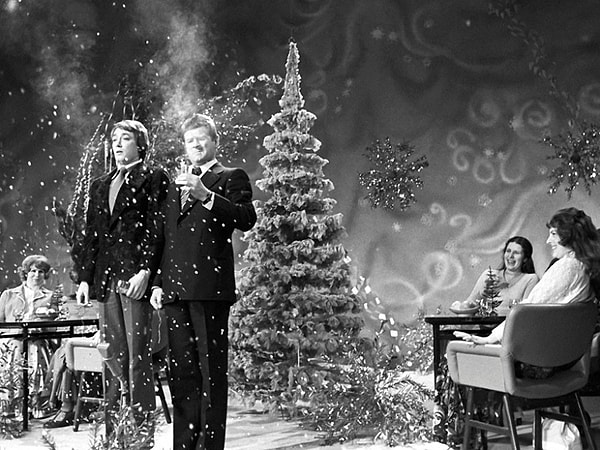 8. Ну и как же без "Голубого огонька"?