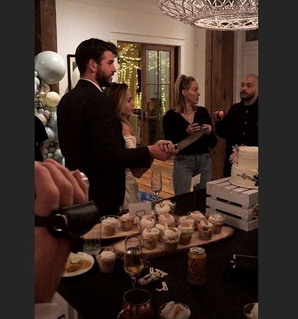 10. По слухам, Майли Сайрус и Лиам Хемсворт якобы тайно поженились в прошлое воскресенье!