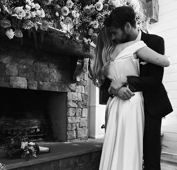 12. Майли Сайрус поделилась фотографиями со своего бракосочетания...