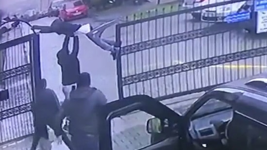 Üzerinden Atlamaya Çalıştığı Otomatik Kapı Açılınca Asılı Kalan Genç