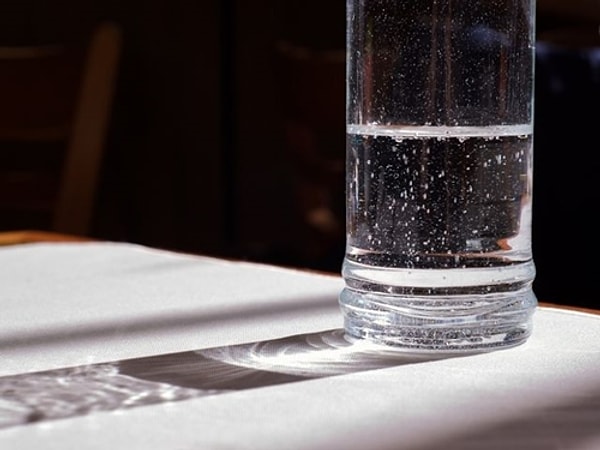 8. По-вашему, стакан наполовину полон или наполовину пуст?