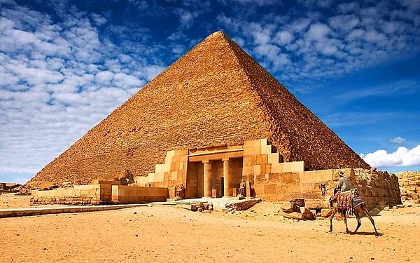 2. Aşağıdaki piramitlerden hangisi daha büyüktür?
