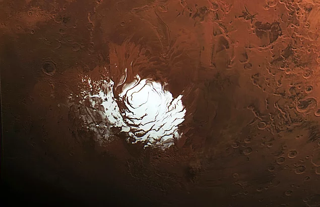 Temmuz ayında bir grup bilim insanı, Mars'ın güney kutbunda 20 km çapında bir göl buldu.