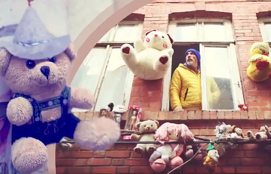 Kadıköy'ün 'Oyuncak Evi': Evinin Dışını Çocukluğunda Sahip Olamadığı Oyuncaklarla Süsleyen Adam