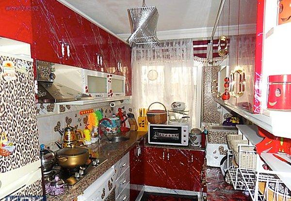 1. Mutfak bu şekilde. Buzdolabındaki desenler ortama renk katmış.