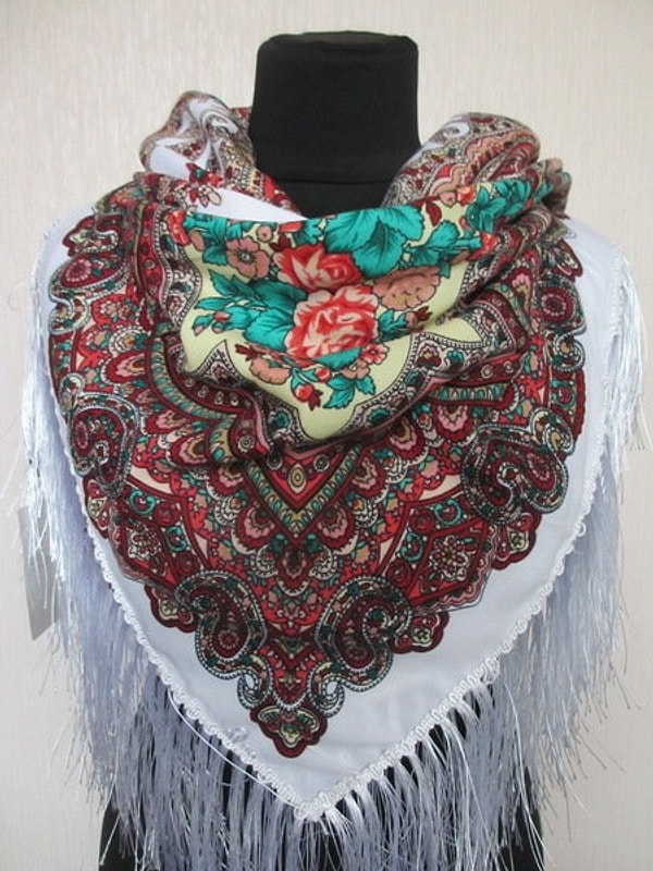 3. Красивый теплый платок или палантин