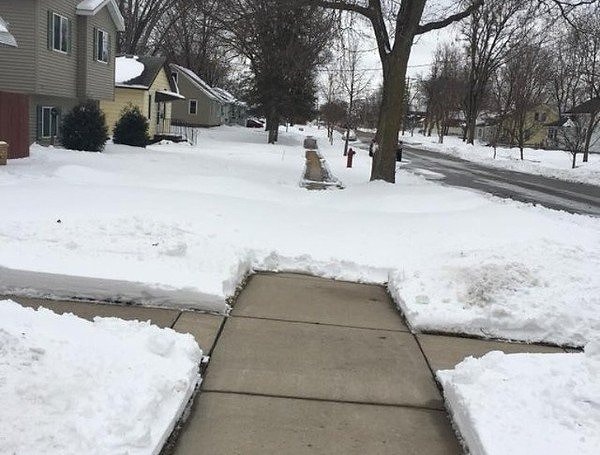 11. Похоже, именно на этом участке дороги дворник устал и решил забить на всё...