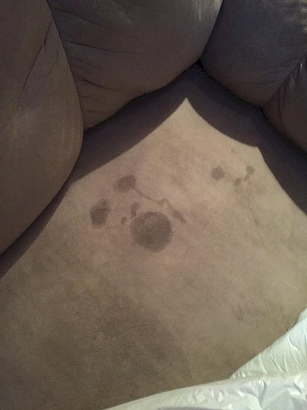 3. Мой 2-летний брат в буквальном смысле оставил своё лицо на диване, после того как поплакал...