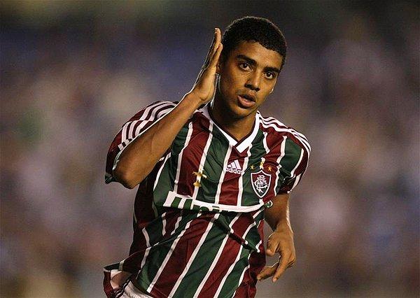 1989 doğumlu olan futbolcu Brezilya'da Fluminense alt yapısında yetişti. Desportivo'ya transfer olduktan bir sezon sonra tekrar Fluminense forması giydi.