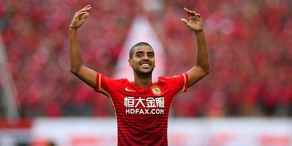 Bu sezon 22 maçta 19 gol atıp 8 asist yapan Carvalho, Guangzhou Evergrande formasıyla çıktığı 102 maçta 58 gol atma başarısı gösterdi.