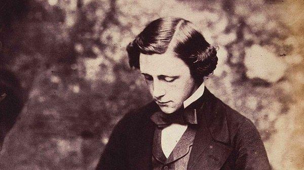 7. Alice Harikalar Diyarı'nın yazarı Lewis Carroll ise bu ismi özel hayatını ve mahremiyetini korumak amacıyla seçmiş.