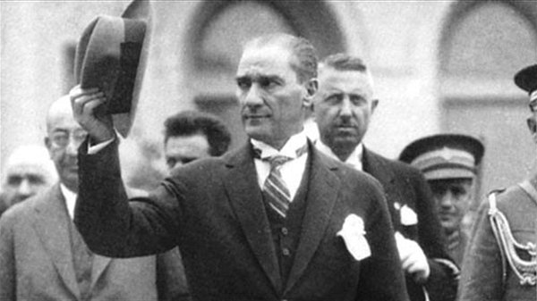 Sempozyumda Prof. Dr. İlber Ortaylı, Dünyanın Gözünde Atatürk ve Türk Aydınlanması başlıklı bir konuşma yaptı.