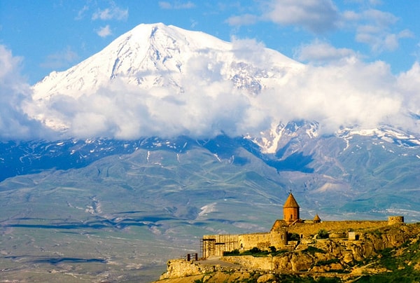 4. На гербе какой ССР была изображена гора, находившаяся в другой стране?