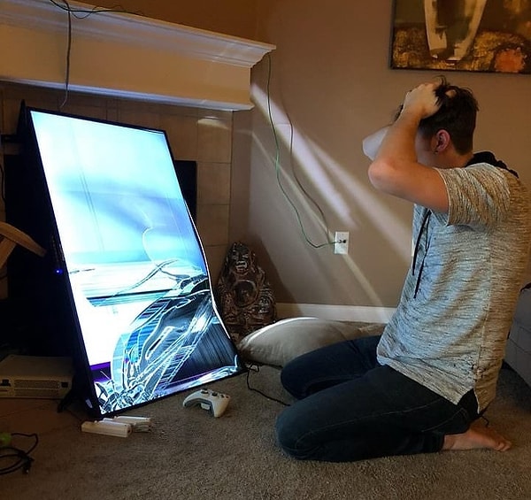 1. Иногда проигрыш в игре заканчивается необходимостью покупки нового ТВ