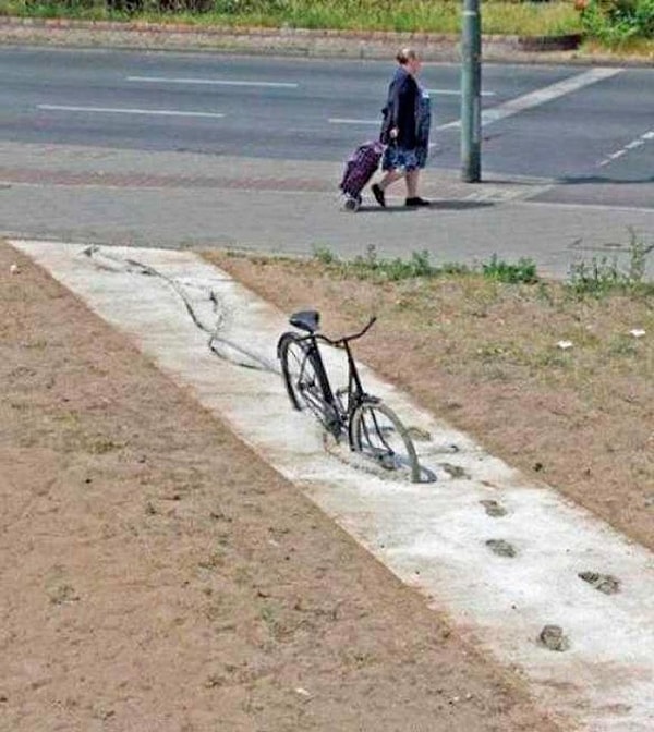 8. Бедный бедный велосипед затянуло в опасную трясину!