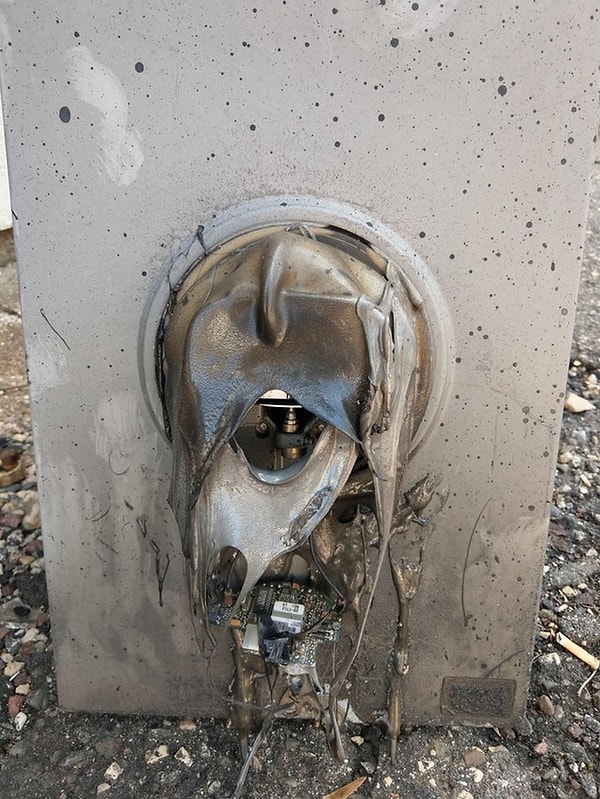 13. Этому счетчику тоже не повезло: в него ударила молния