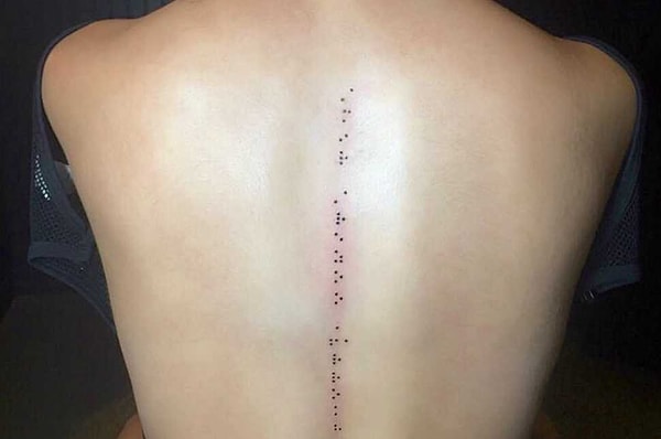 8. Татуировки со шрифтом Брайля