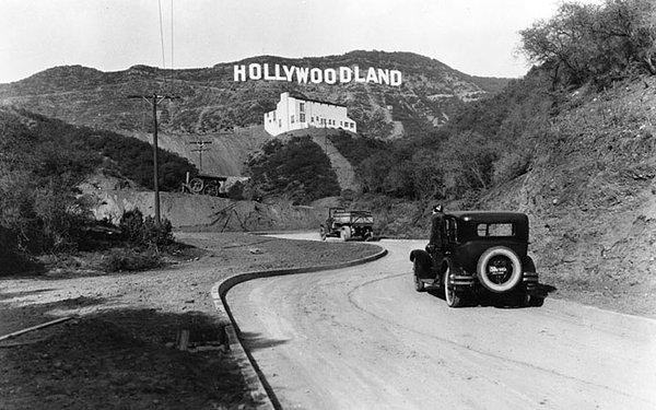 Hollywood tepelerine yerleştirilecek olan bu tabela, 15’er metre uzunluğundaki harflerden oluşuyordu ve başlangıçta 'Hollywood' değil ‘Hollywoodland’ olarak yazılmıştı.