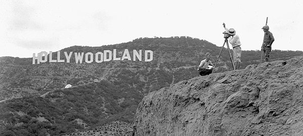 Gayrimenkul uzmanları, Hollywoodland yazısının güney yönüne bakacak şekilde tepeye yerleştirilmesi konusunda Crescent Sign Company ile bir kontrat imzaladılar.