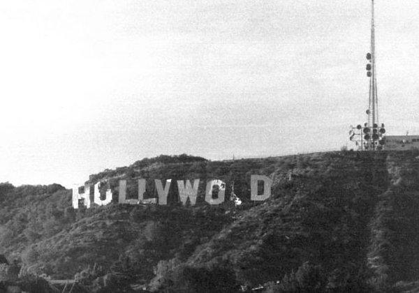 1949 yılında, Hollywood Ticaret Odası ile  Los Angeles Şehir Parkları Departmanı, tabelanın yeniden yapılması ve bakımı konusunda anlaştı. Ama sondaki land’in kaldırılması şartıyla…