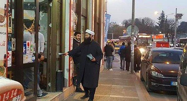 İzmir'de sarıklı bir kişi, üzerinde 'Noel'e karşı meşru mücadele' yazan bir bildiri dağıttı.
