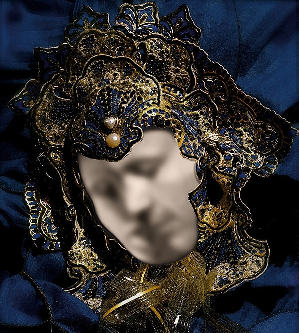 18. Кажется, что это маска такая. А если присмотреться, там видна целующаяся парочка.