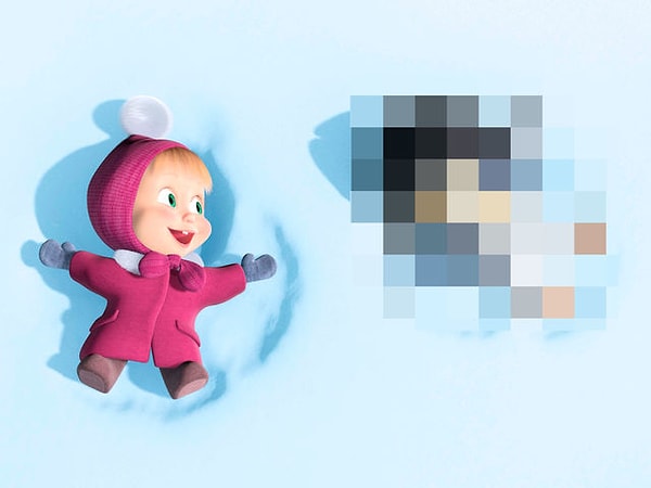 2. А с кем главная героиня лежала на снегу в этой сцене?